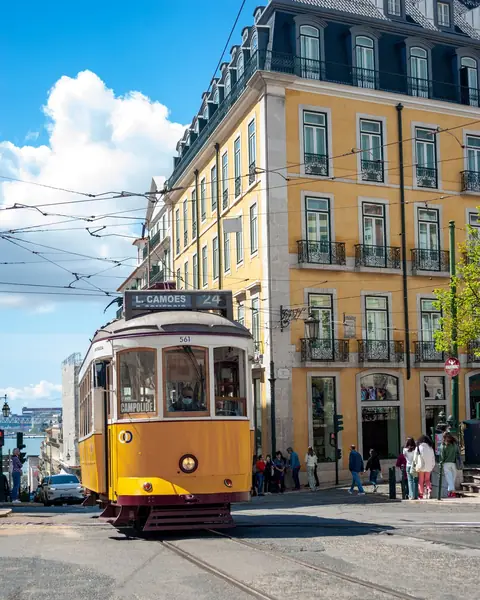 Bonde amarelo numa rua de Lisboa, num dia de sol
