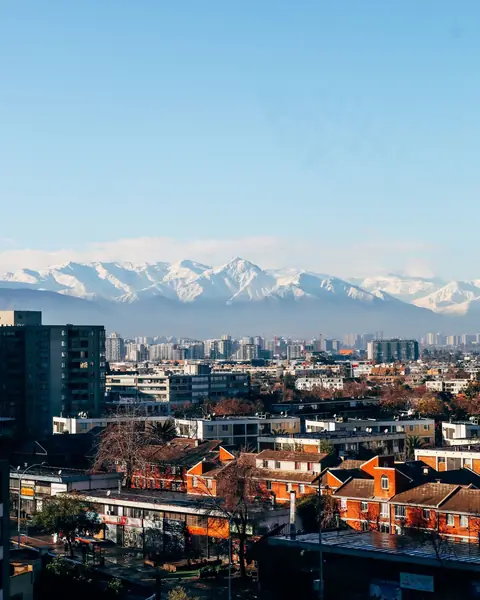 A cidade de Santiago com a Cordilheira dos Andes nevada ao fundo
